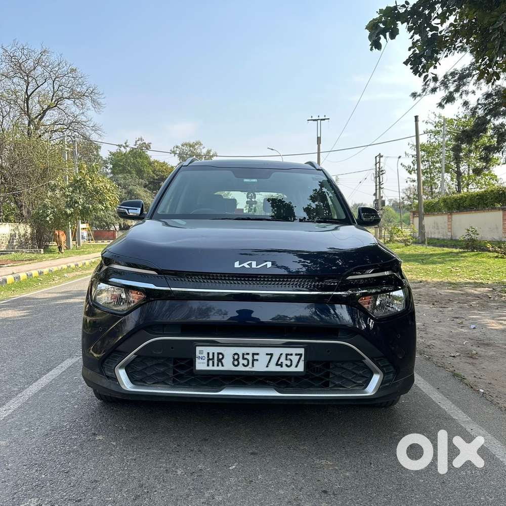 Kia Carens 2022 Diesel Next To Showroom