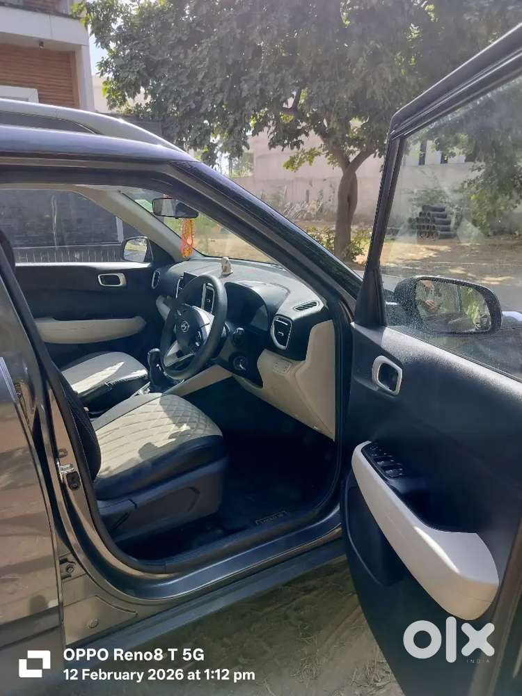 Hyundai Venue 2025 Petrol 4000 Km Driven