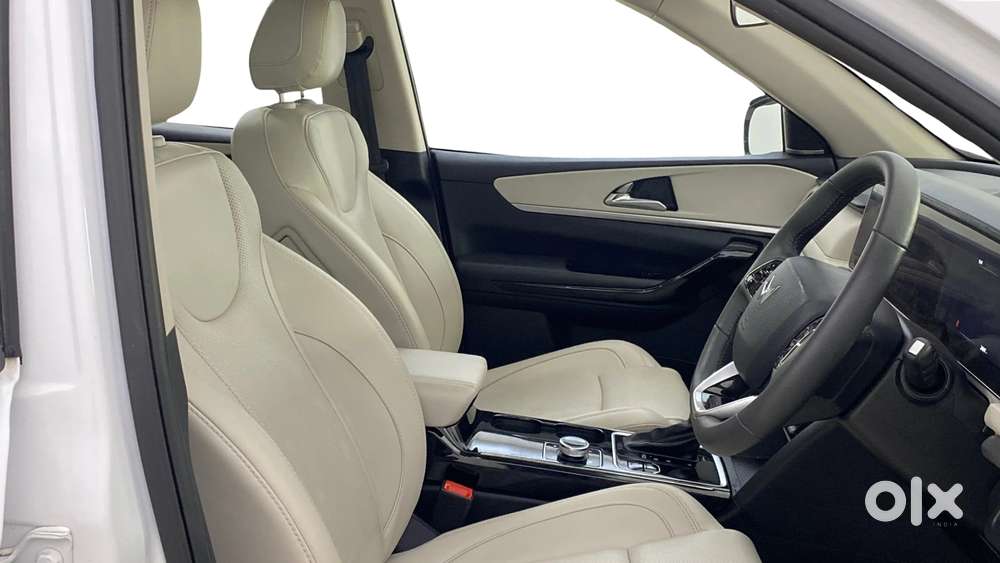 Mahindra Xuv700 2.0 Ax 7 Petrol Mt Str, 2024, Petrol