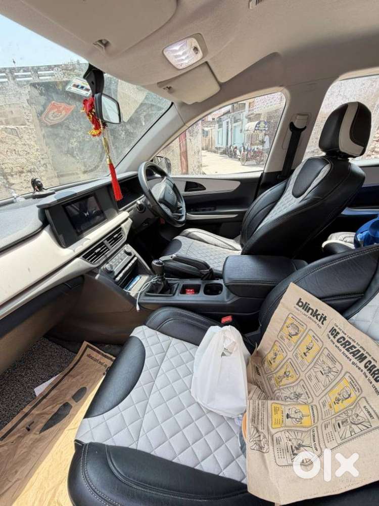 Mahindra Xuv700 2.0 Mx Petrol Mt 5 Str, 2022, Petrol