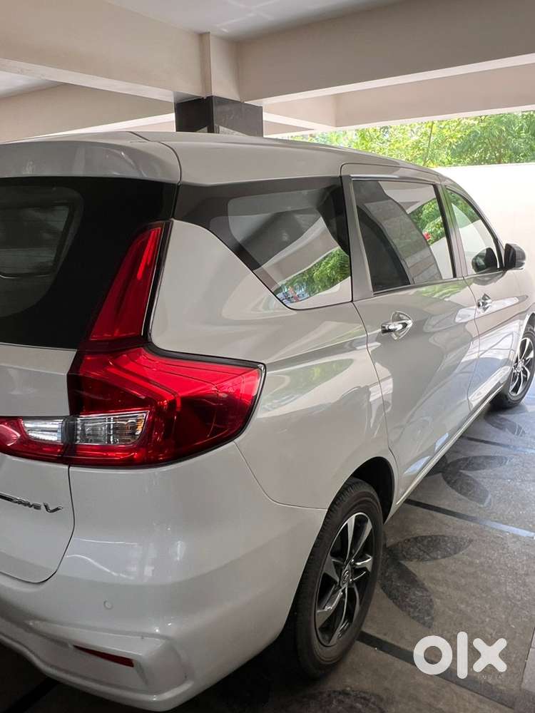 Toyota Rumion Petrol V At 2023
