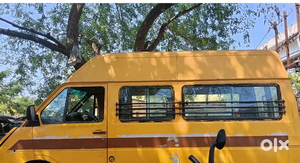 टाटा विंगर व कोर्स तूफान दोनों है