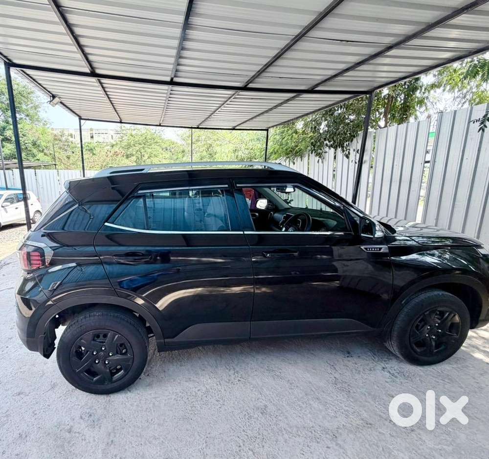 Hyundai Venue 2025 Petrol Well Maintained