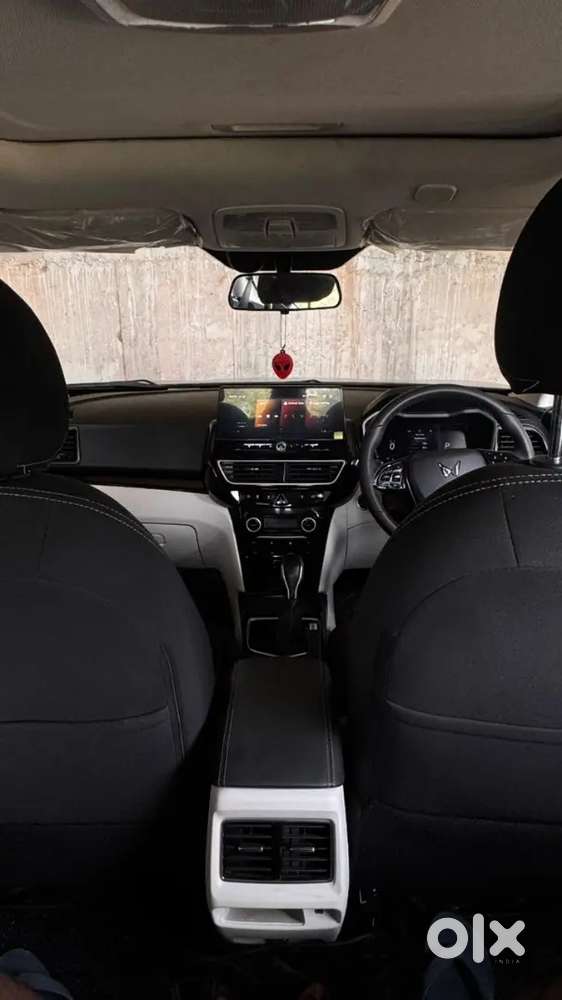 Mahindra Xuv 3xo Ax5 2025