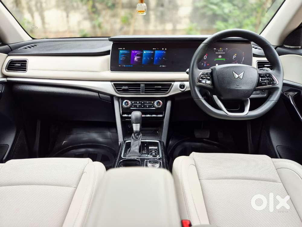 Mahindra Xuv700 2.0 Ax 7 Petrol At Luxury Pack Str, 2025, Petrol