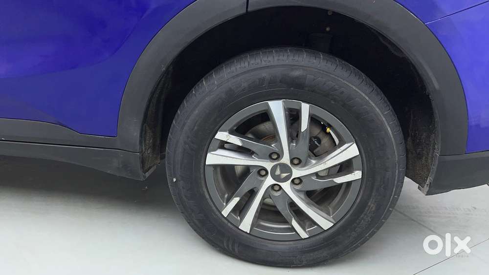 Mahindra Xuv700 2.0 Ax 5 Petrol Mt 7 Str, 2021, Petrol