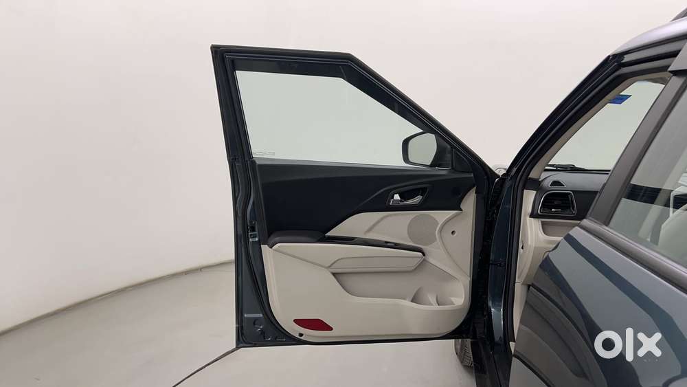 Mahindra Xuv300 1.2 W8 (o) Amt Petrol, 2022, Petrol