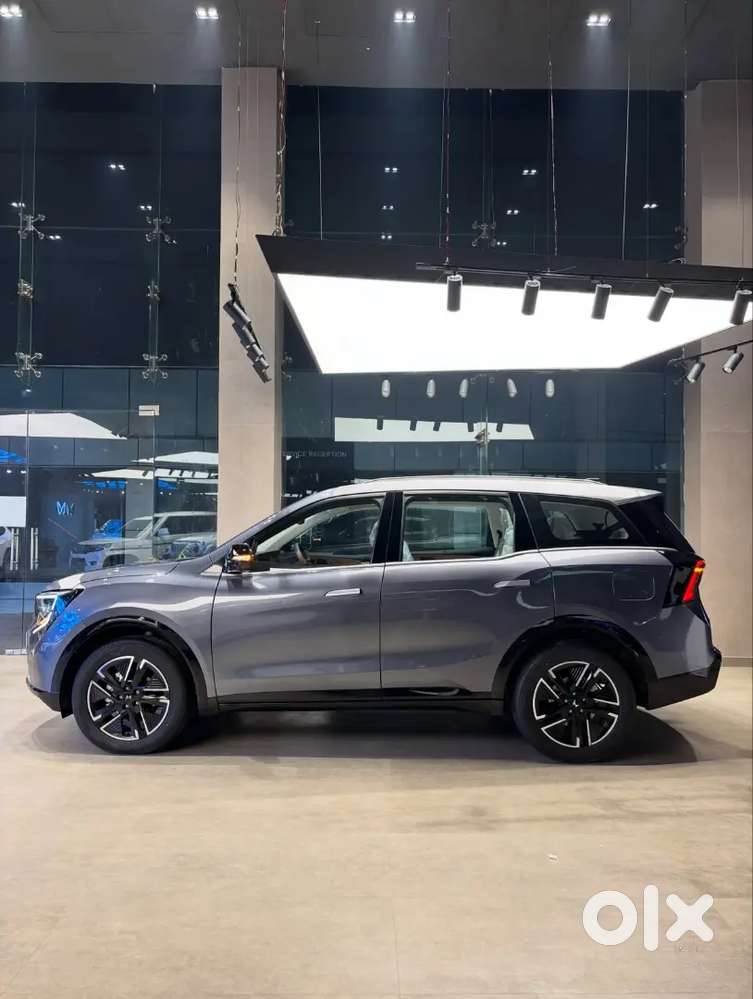Mahindra Xuv 7xo Ax7 Petrol At 2026 Gelexy Grey  Variant