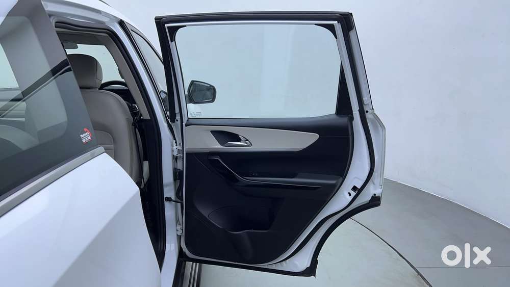 Mahindra Xuv700 2.0 Ax 7 Petrol At Str, 2022, Petrol