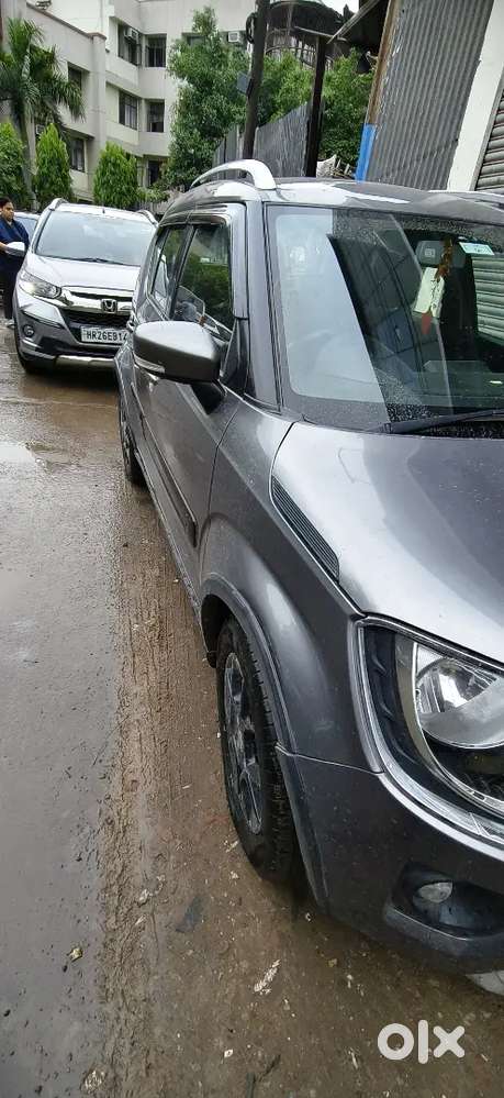 Features, Key Less Entry, Alloy Wheel, Music System