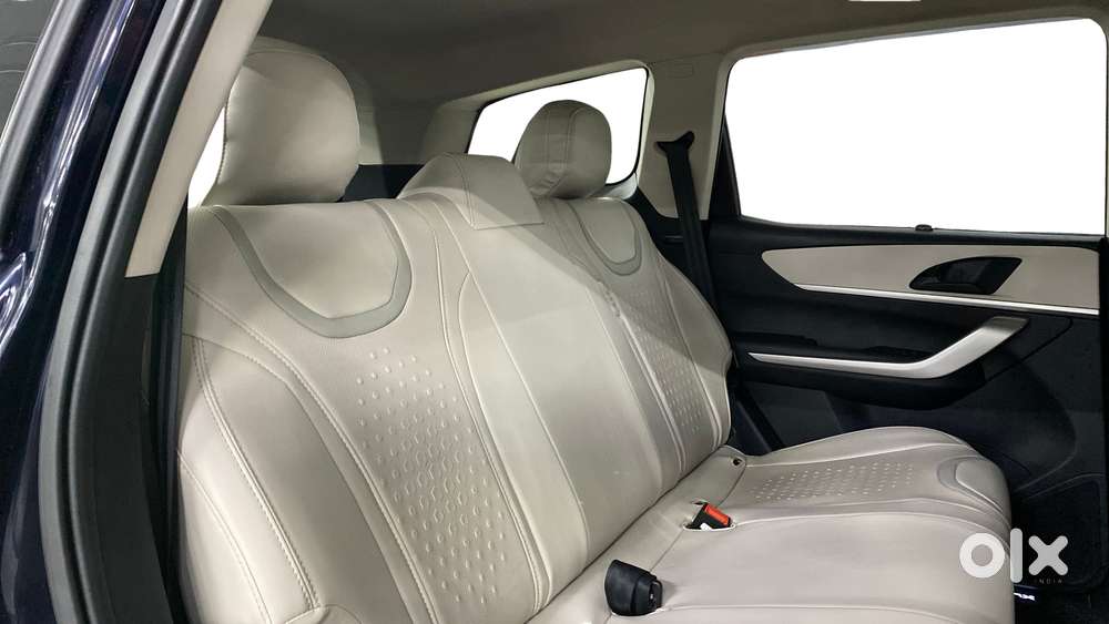 Mahindra Xuv700 2.0 Ax 3 Petrol Mt 5 Str, 2022, Petrol