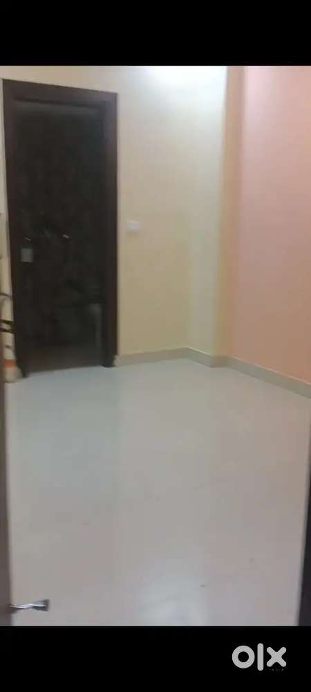 TOLET!2 BHK NR GAUR MALL 14000
