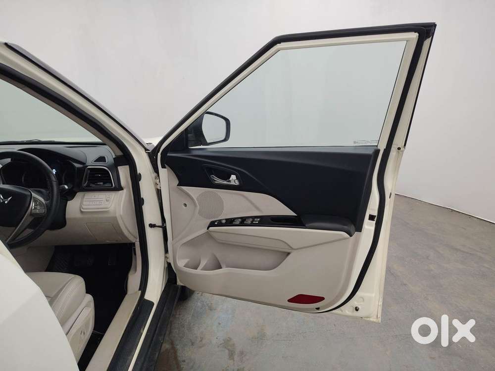 Mahindra Xuv300 1.2 W8 (o) Amt Petrol, 2023, Petrol