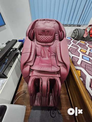 Robotouch Full Body massage chair 6 months brand new Gym