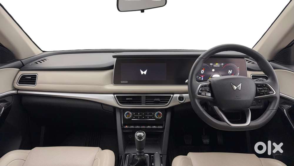 Mahindra Xuv700 Ax 5 Petrol Mt 7 Str (e), 2023, Petrol