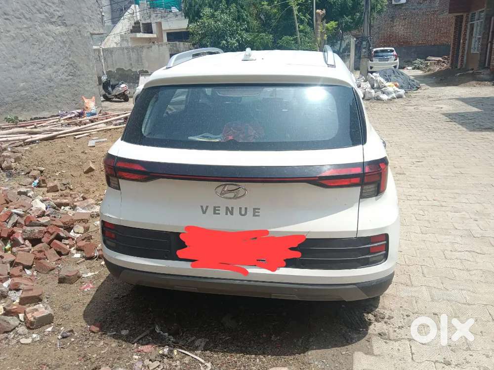 Hyundai Venue 2022 Petrol 60500 Km Driven