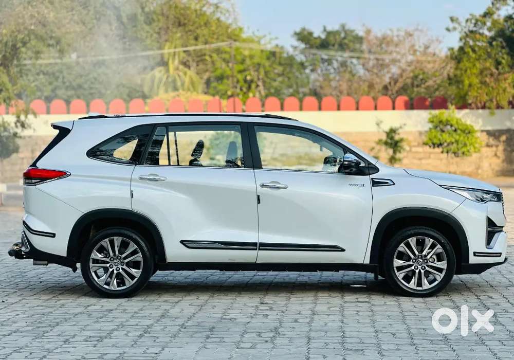 Toyota Innova Hycross Zx Hybrid Just 26000km