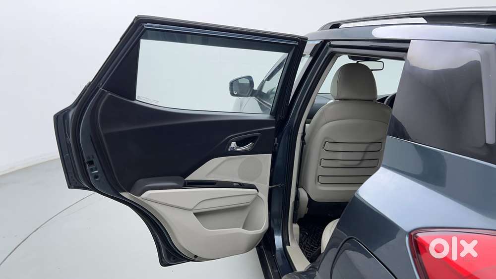 Mahindra Xuv300 1.2 W8 (o) Amt Petrol, 2023, Petrol
