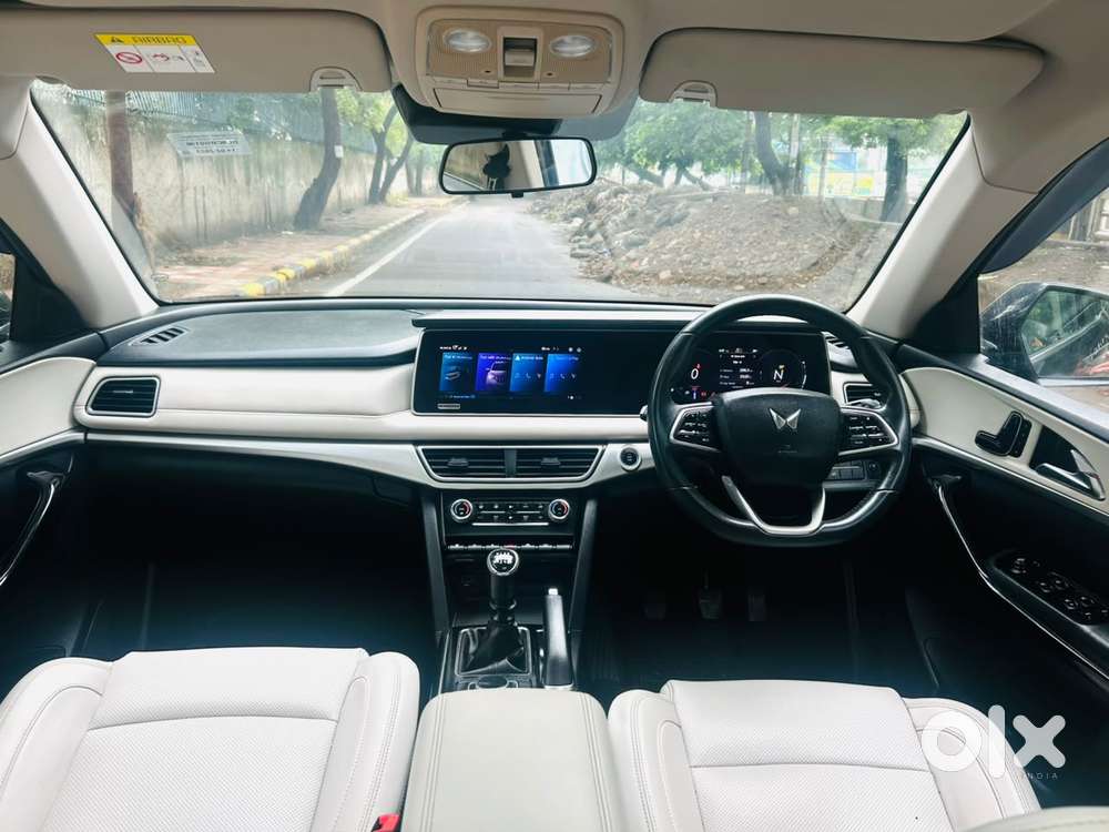 Mahindra Xuv700 2.0 Ax 7 Petrol Mt Str, 2023, Petrol