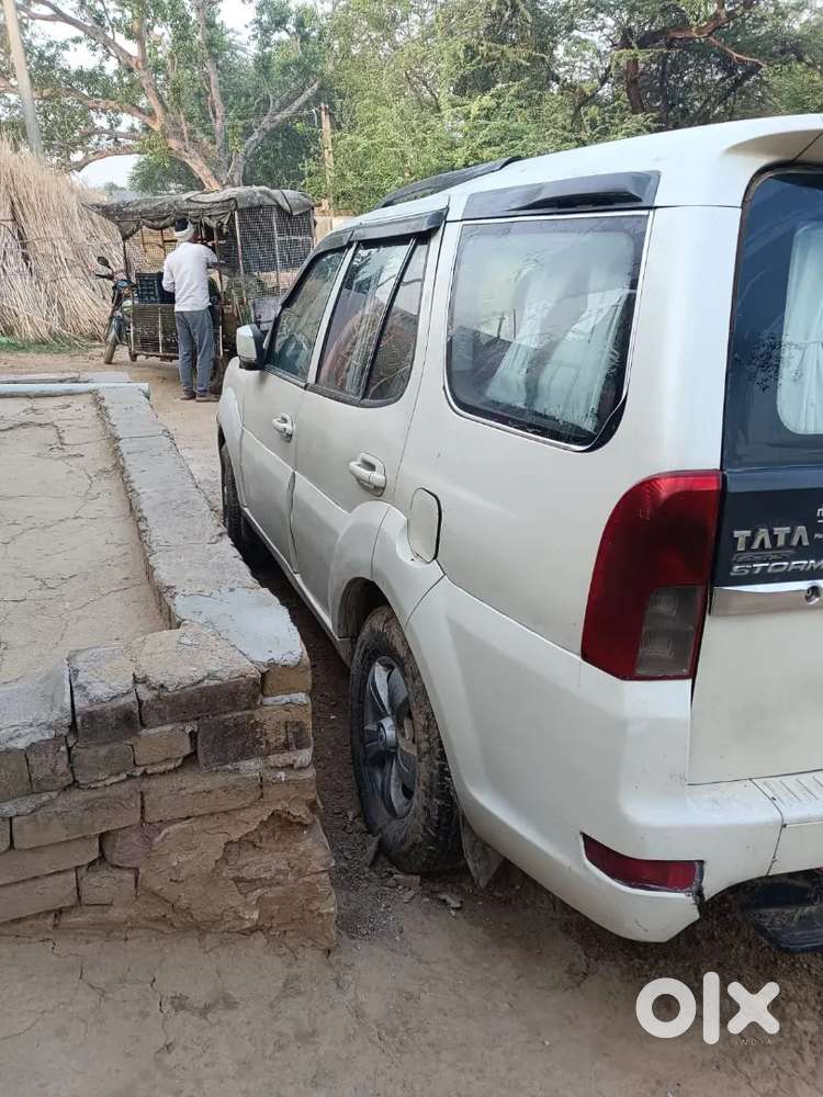 Tata Safari Storme 2013