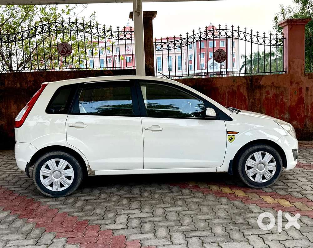 Ford Figo Petrol Titanium, 2013, Petrol