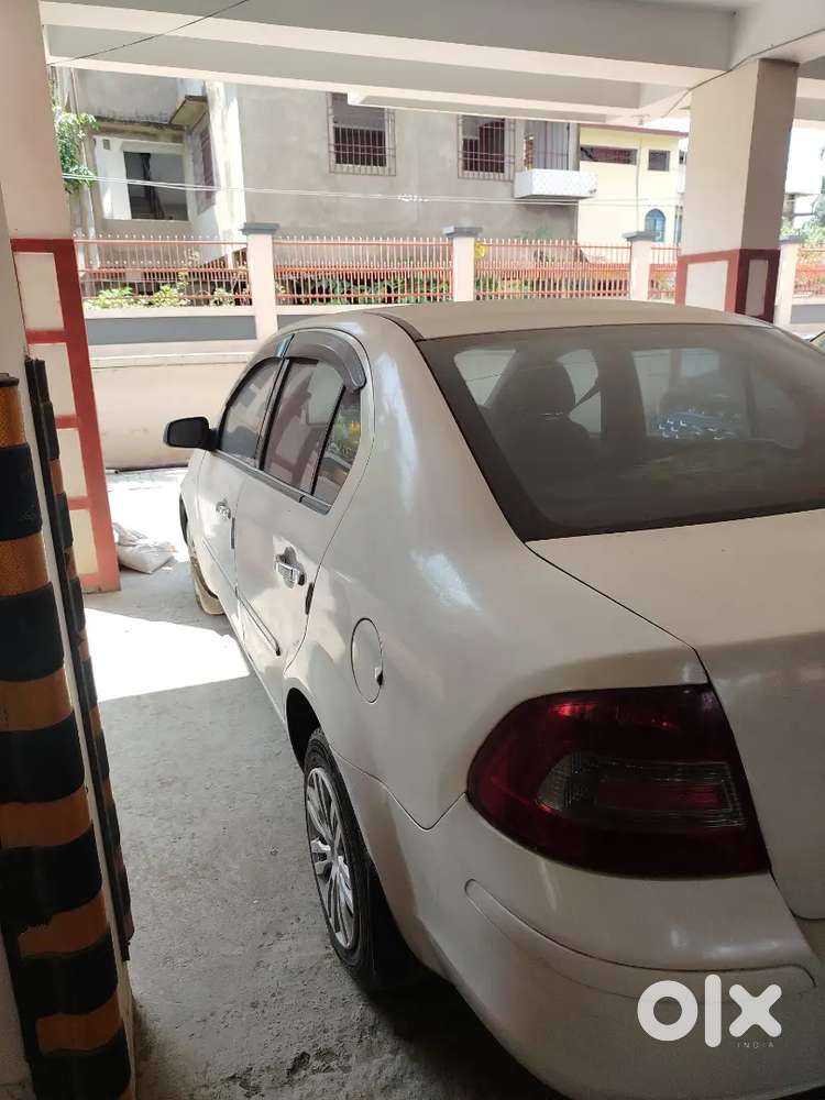 Ford Fiesta Petrol 1600 Cc Engine Luxury Sedan White Color Car