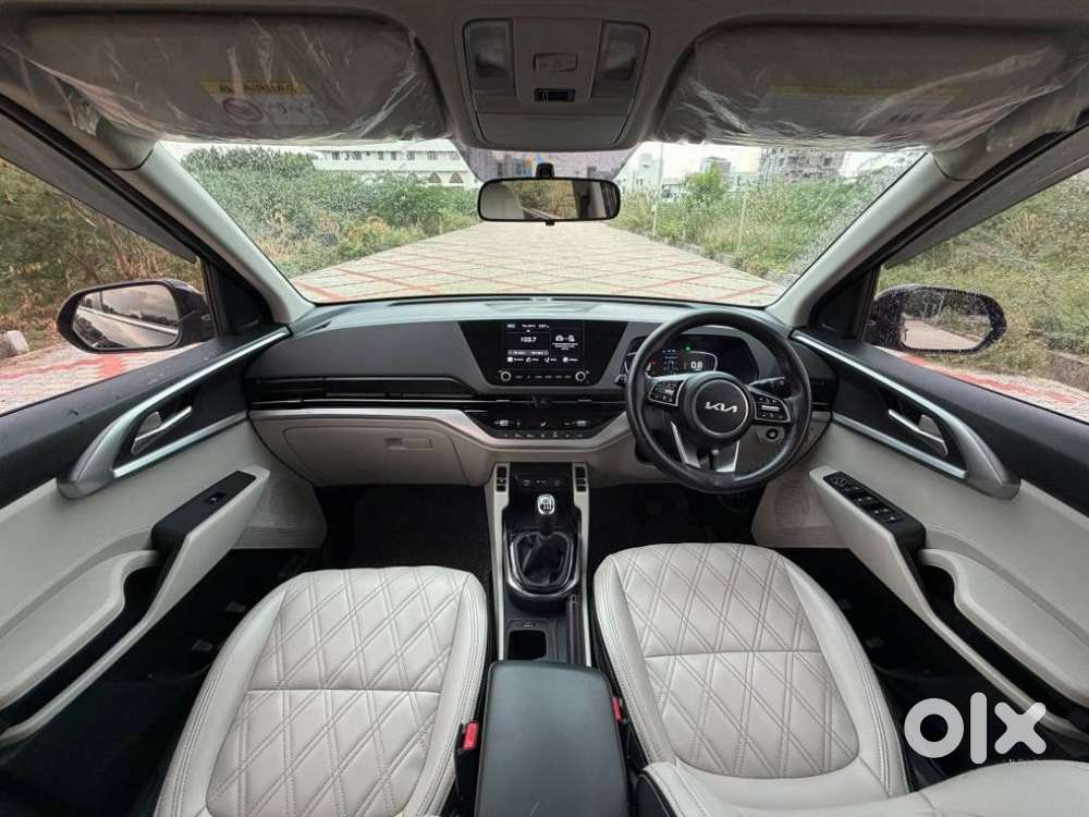 Kia Carens, 2023, Petrol