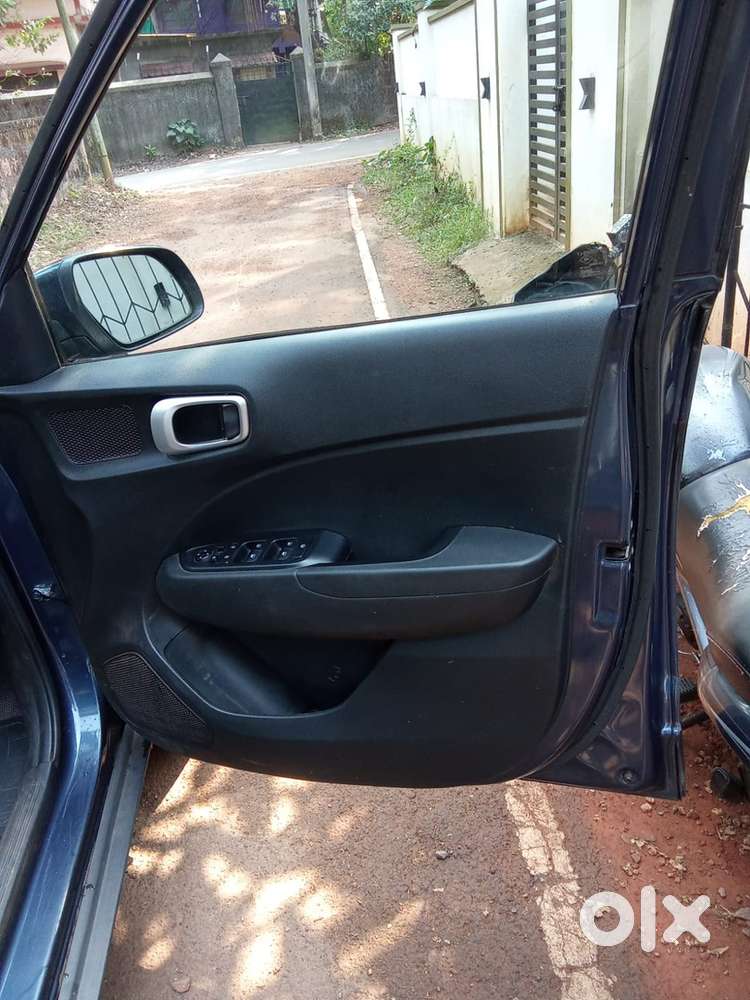 2022 Hyundai Venue Petrol, Km Driven 77000