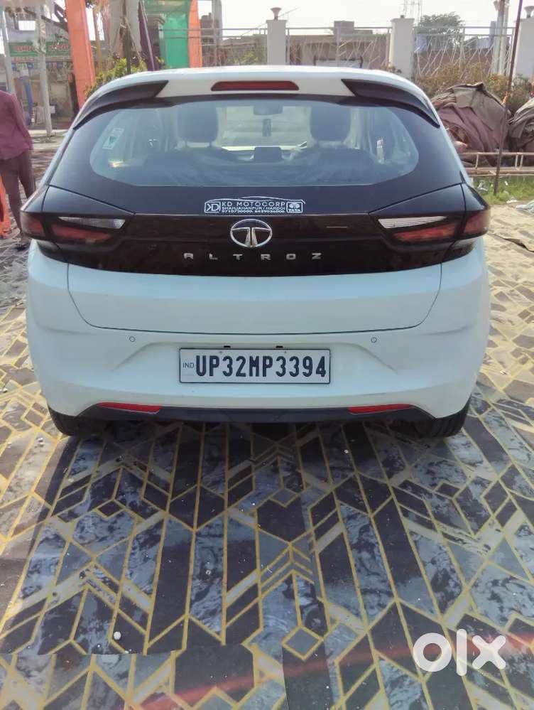 2022 Tata Altroz Xe Petrol With Alloy Wheel