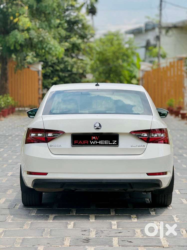 Skoda Superb [2014-2016] 1.8 Style Tsi At, 2016, Petrol