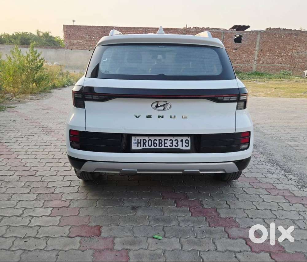 Hyundai Venue 2024 Petrol Well Maintained