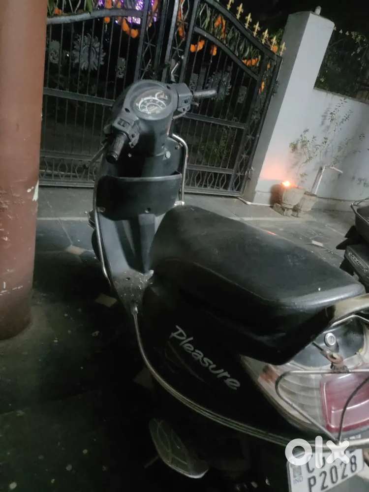Hero Honda Pleasure 2012 model Scooters 1824189087