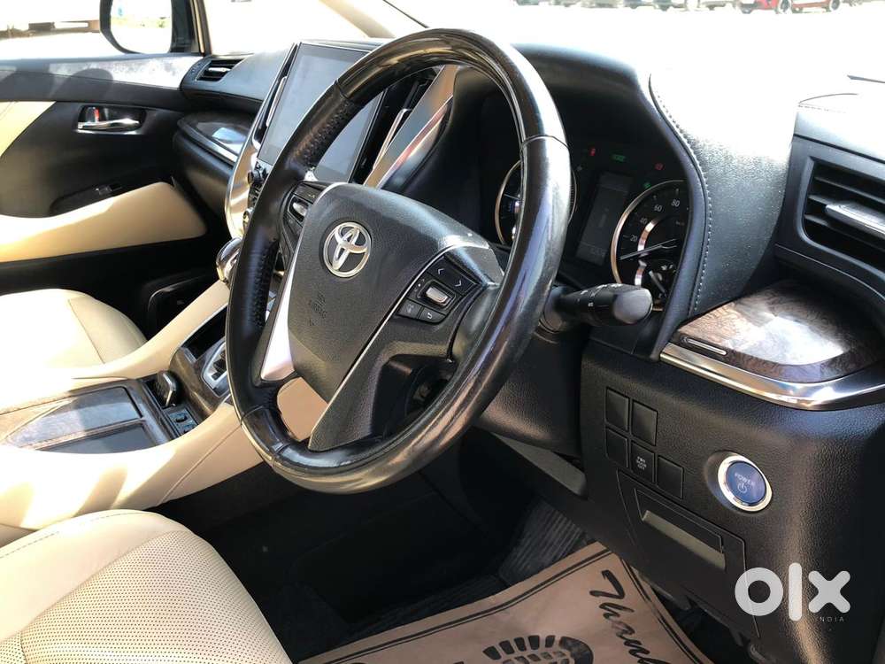 Toyota Vellfire 2.5 Executive Lounge, 2023, Cng & Hybrids