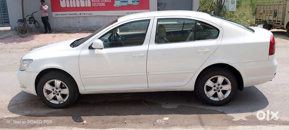 Skoda Laura Ambiente 2.0 Tdi Cr Manual, 2011
