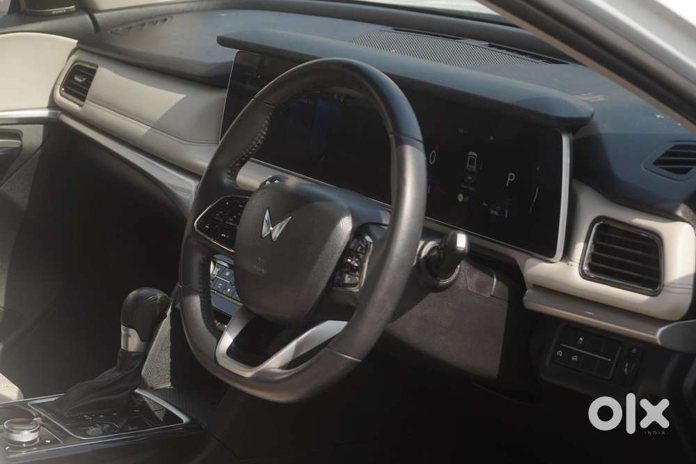 Mahindra Xuv700 2.0 Ax 7 Petrol At Luxury Pack Str, 2024, Petrol