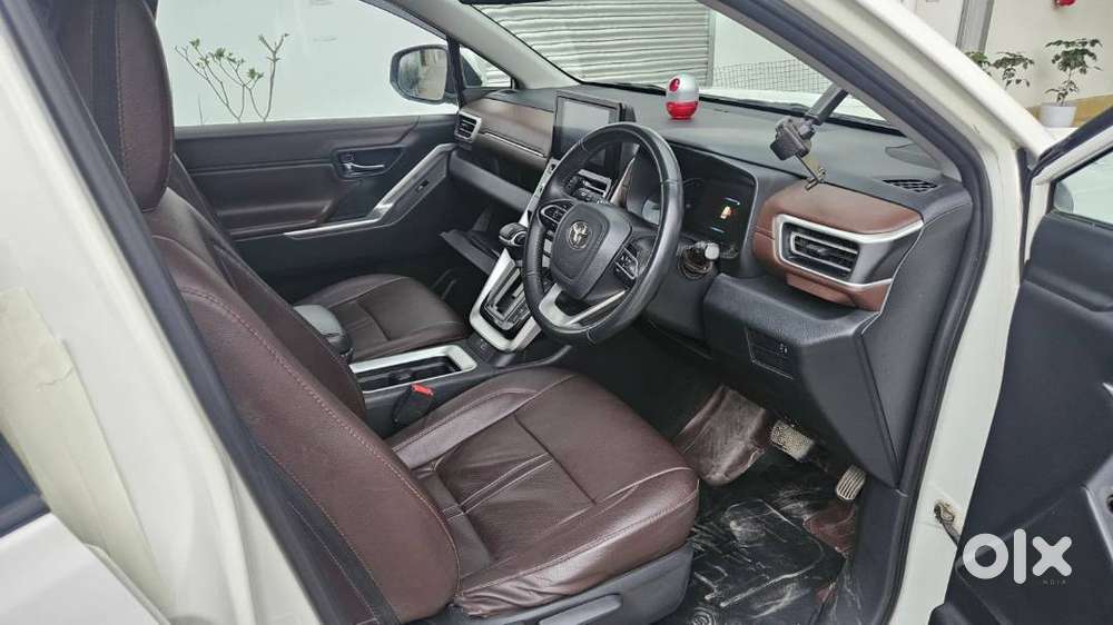 Toyota Innova Hycross 2023 Petrol 42500 Km Driven