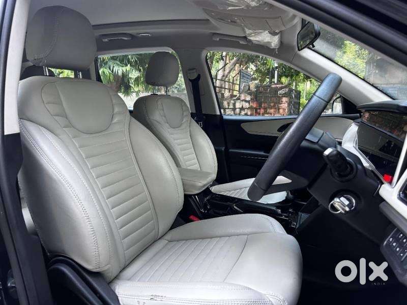 Mahindra Xuv700 2.0 Ax 5 Petrol At Str, 2023, Petrol