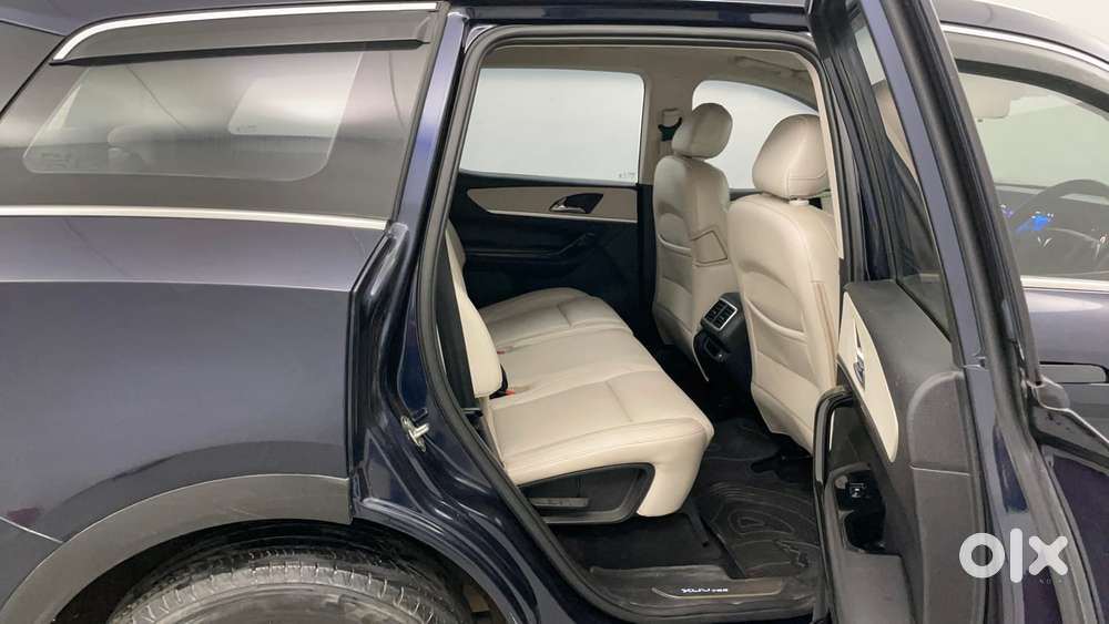 Mahindra Xuv700 2.0 Ax 7 Petrol Mt Str, 2022, Petrol