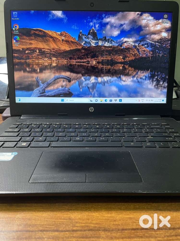 i3 / intel platinum Gold, 256 GB SSD disk,  4GB RAM and 15 inch screen