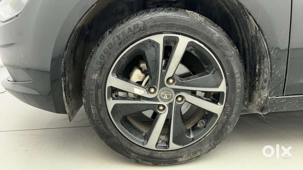 Tata Altroz 1.2 Xza Plus Dark Edition Dct, 2022, Petrol