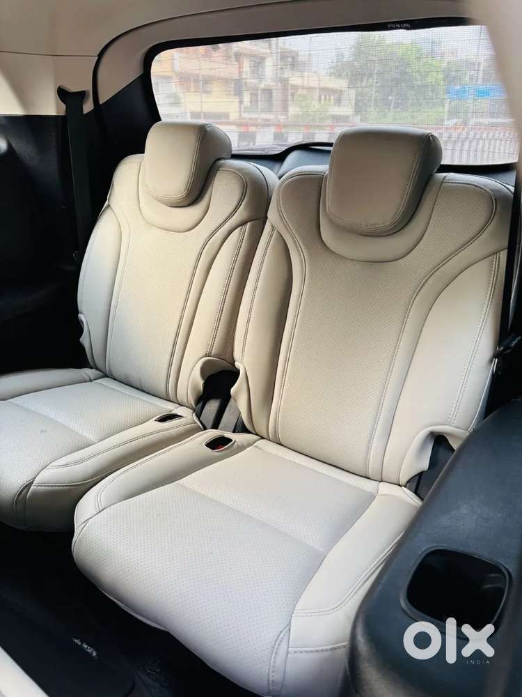 Mahindra Xuv700 2.0 Ax 5 Petrol Mt 7 Str, 2025, Petrol