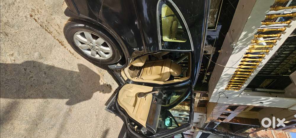 Sunroof, Fully Automatic And Manual Transmission,  Complete Luxury Suv