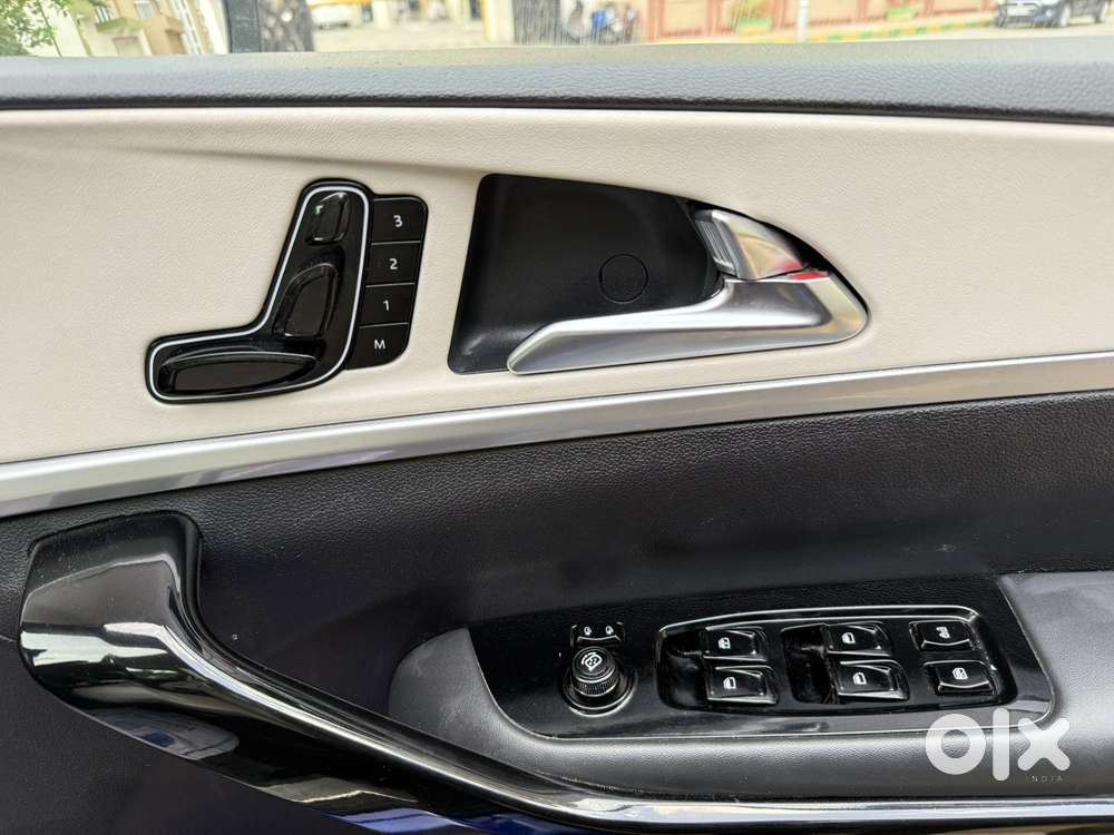Mahindra Xuv700 2.0 Ax 7 Petrol At Luxury Pack Str, 2022, Petrol