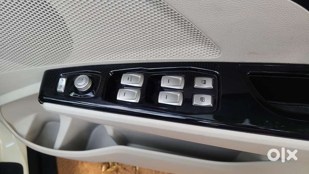 Mahindra Xuv300 1.2 W8 Amt Petrol, 2023, Petrol