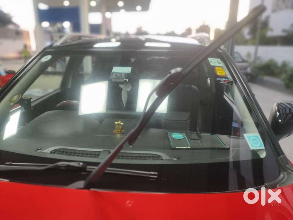 2023 Maruti Brezza 1.5 Zxi Dual Tone (red And Black)