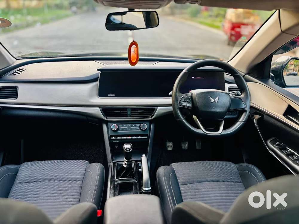 Mahindra Xuv700 2.0 Ax 5 Petrol Mt Str, 2022, Petrol