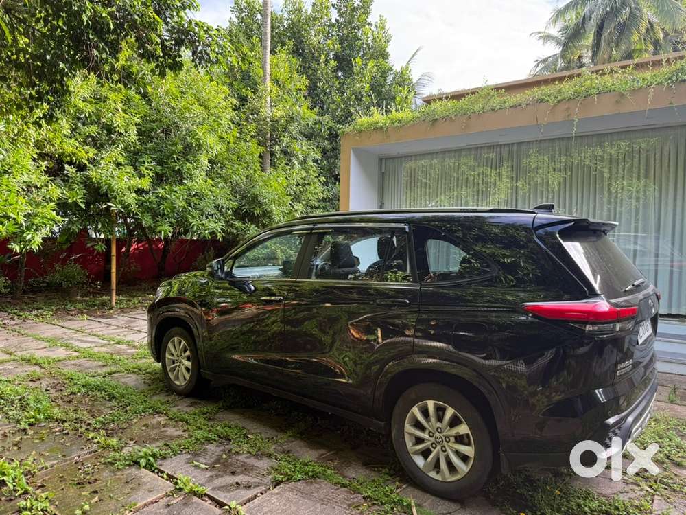 2023 Pristine Toyota Innova Hycross Vx(o) Attitude Black