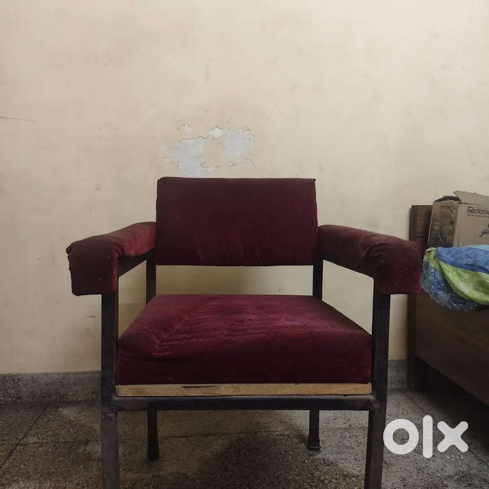 CUSIONED HAND REST CHAIR
