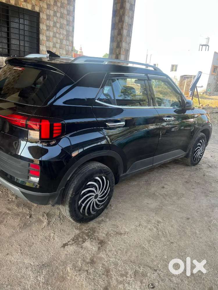 Hyundai Venue 2023 Petrol 10000 Km Driven