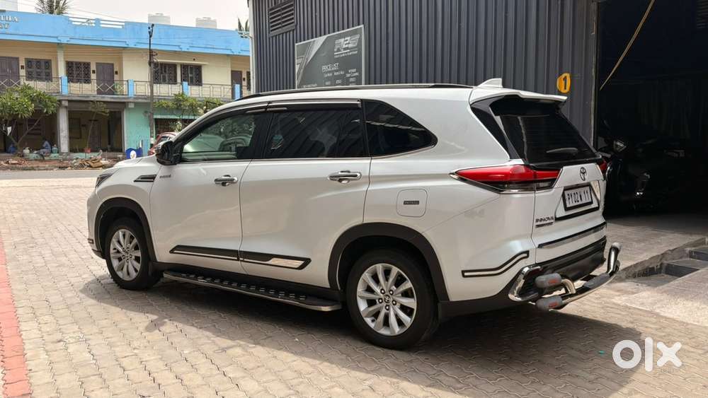 Toyota Innova Hycross 2023